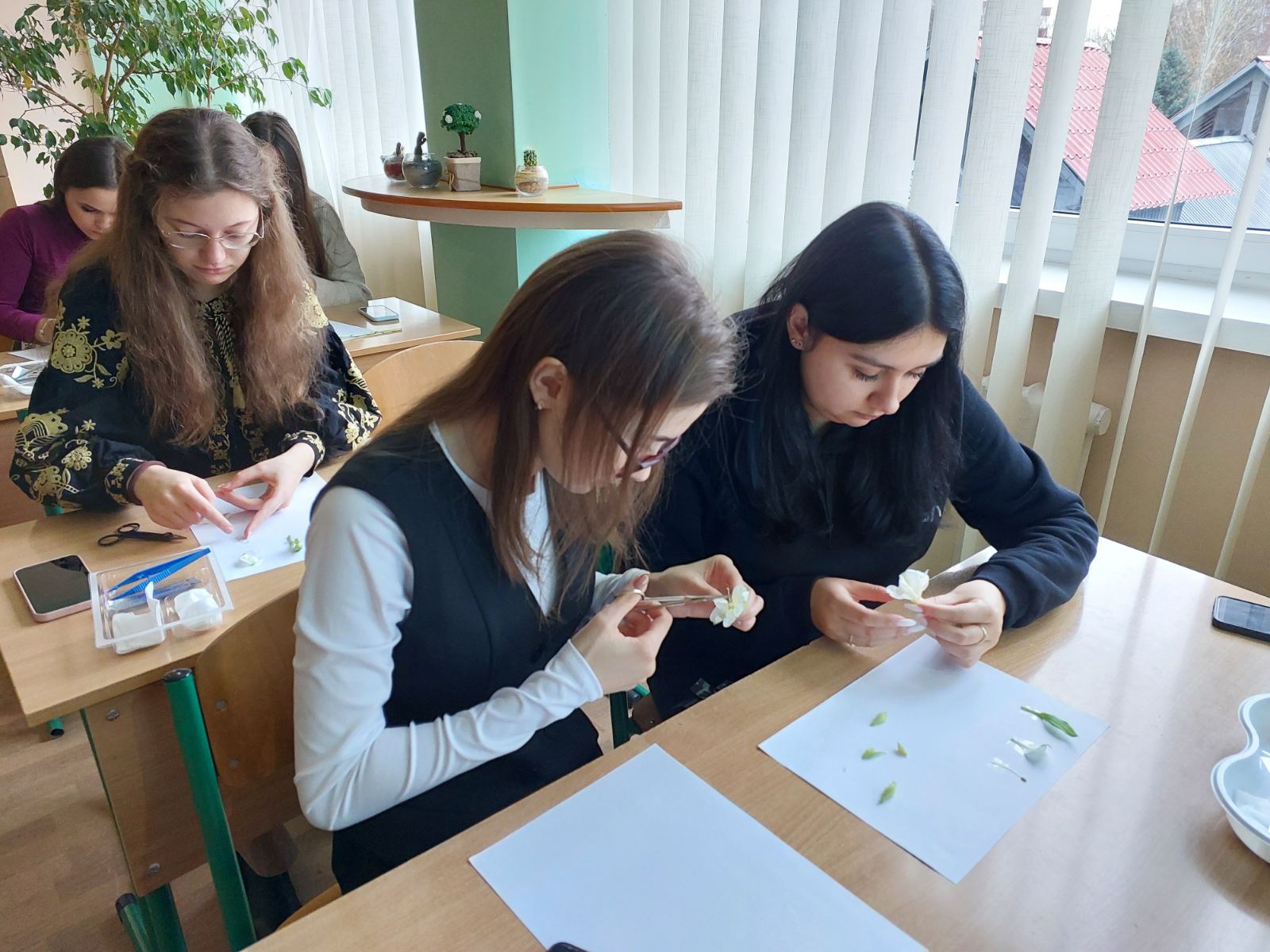 Студенти 4 курсу під час виконання завдання